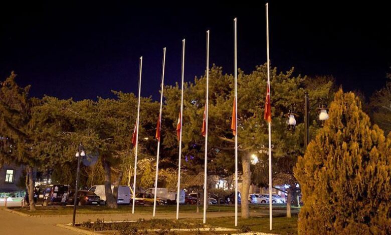 ulusal yas ilaninin akabinde turkiyede bayraklar yariya indirildi aS7JH82O