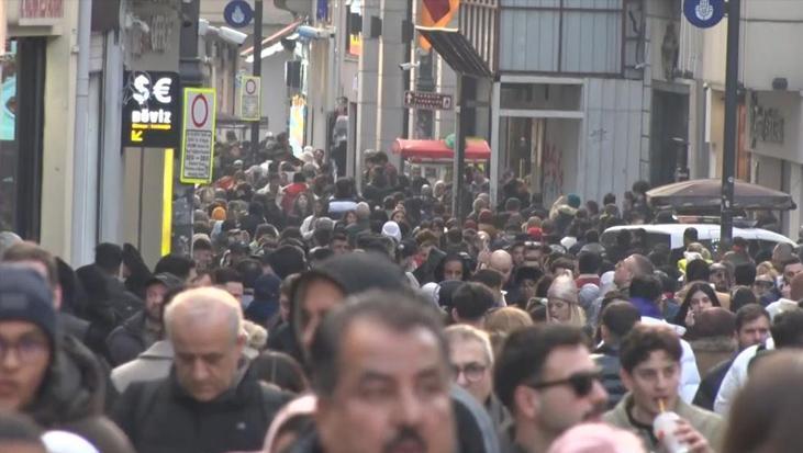 yeni yila saatler kala istiklal caddesinde yogunluk zOpjyfEP