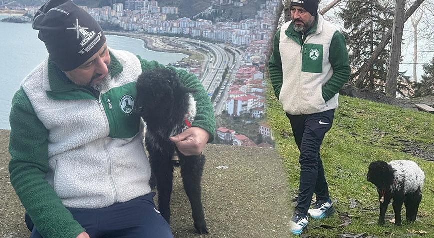 Annesinin kabullenmediği kuzuyu konutta besliyor!