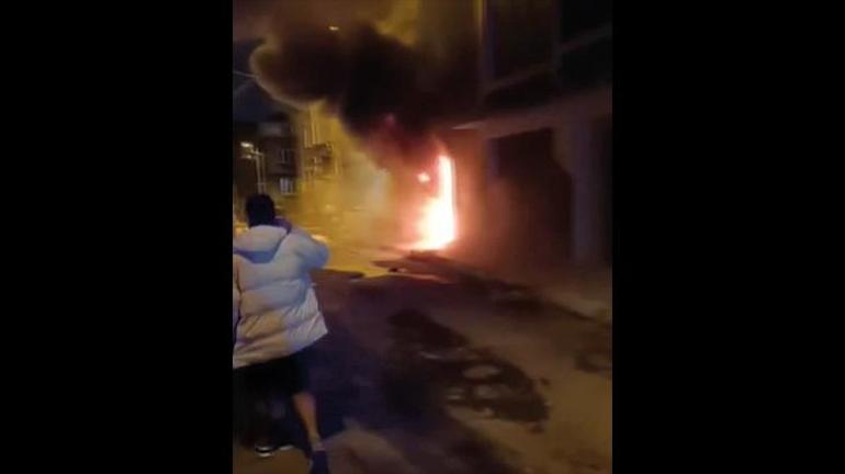 Beyoğlu'nda 3 katlı binada yangın! Vatandaşlar panikle kendilerini dışarı attı 2 beyoglunda 3 katli binada yangin vatandaslar panikle kendilerini disari atti 0 9cWDCM21