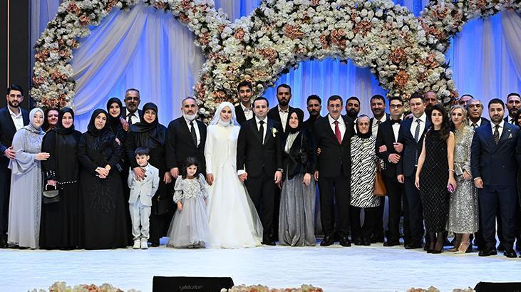 Cumhurbaşkanı Yardımcısı Cevdet Yılmaz'ın oğlu Ferhat Yılmaz, Esra Alperen'le evlendi 1 cumhurbaskani yardimcisi cevdet yilmazin oglu ferhat yilmaz esra alperenle evlendi D3FuBruV