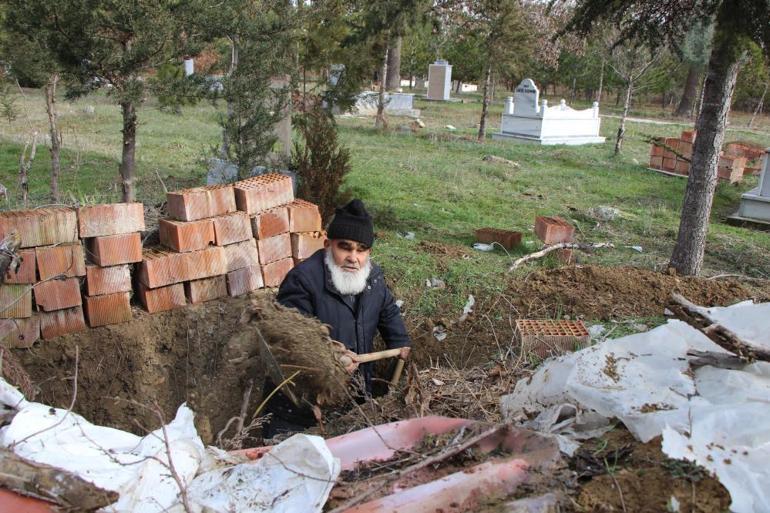 kendi kazdigi mezarinda mevti bekliyor gassalini vasiyet etti 1 7JfLg6E3