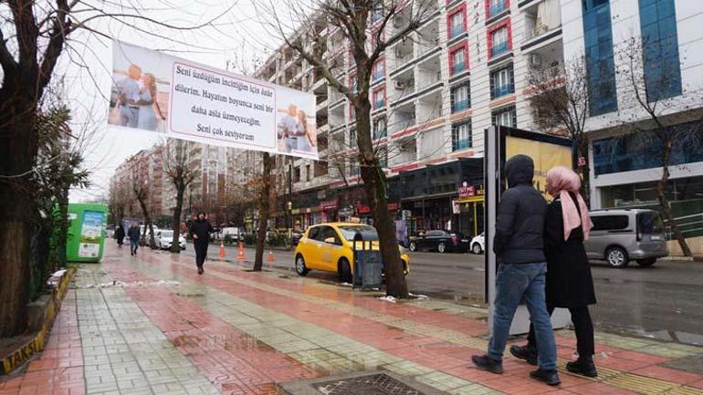 kent meydaninda pankartli ozur ben esimi cok seviyorum cok pismanim 2 Ns9TfOIY