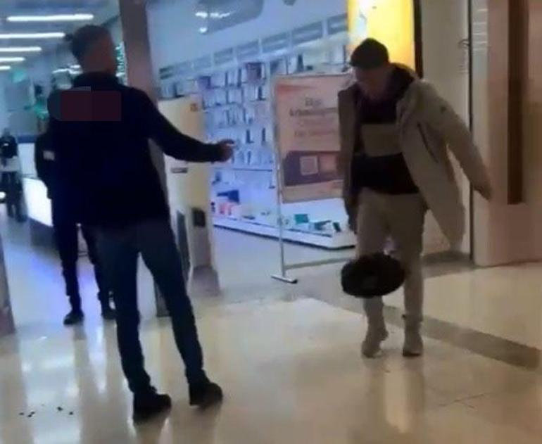 2 yıl içinde 10 kere arızalanan robot süpürgeyi mağazanın önünde parçaladı 2 2 yil icinde 10 kere arizalanan robot supurgeyi magazanin onunde parcaladi 0 2PIieNBq