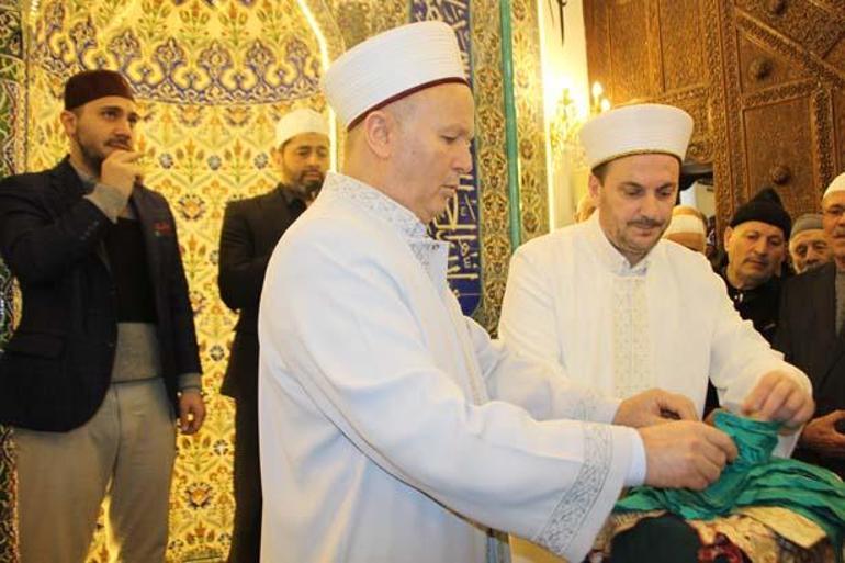 40 kat bohçadan salavatlar eşliğinde çıkarıldı! Sakal-ı Şerif ziyarete açıldı 2 40 kat bohcadan salavatlar esliginde cikarildi sakal i serif ziyarete acildi 0 haiODUZ8