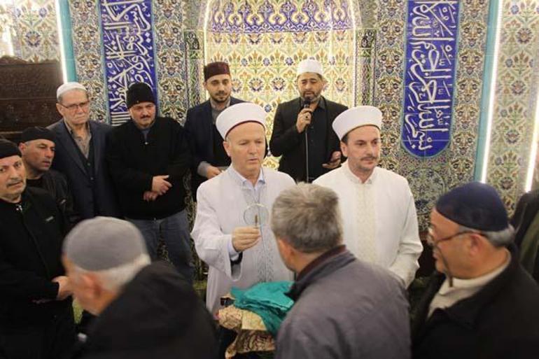40 kat bohçadan salavatlar eşliğinde çıkarıldı! Sakal-ı Şerif ziyarete açıldı 3 40 kat bohcadan salavatlar esliginde cikarildi sakal i serif ziyarete acildi 1 L91j3ZO2