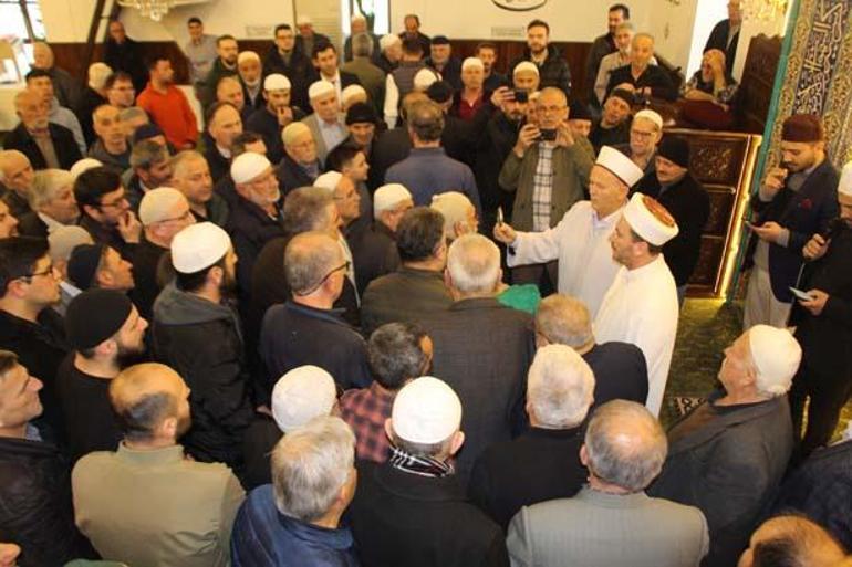 40 kat bohçadan salavatlar eşliğinde çıkarıldı! Sakal-ı Şerif ziyarete açıldı 4 40 kat bohcadan salavatlar esliginde cikarildi sakal i serif ziyarete acildi 2 tsHdbmp5