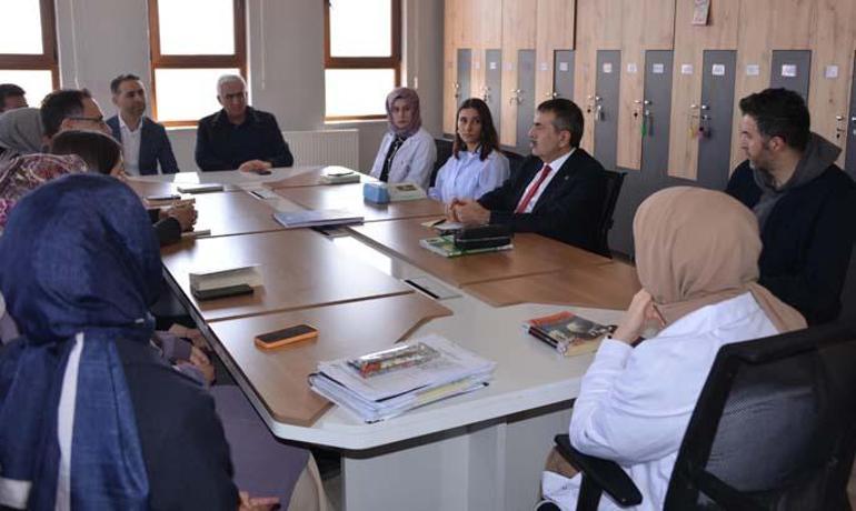 Bakan Tekin'in okul ziyaretinde 'sarı zarf' verdiği öğretmen önce tedirgin oldu, sonra sevindi 2 bakan tekinin okul ziyaretinde sari zarf verdigi ogretmen once tedirgin oldu sonra sevindi 0 Y6NalB7T