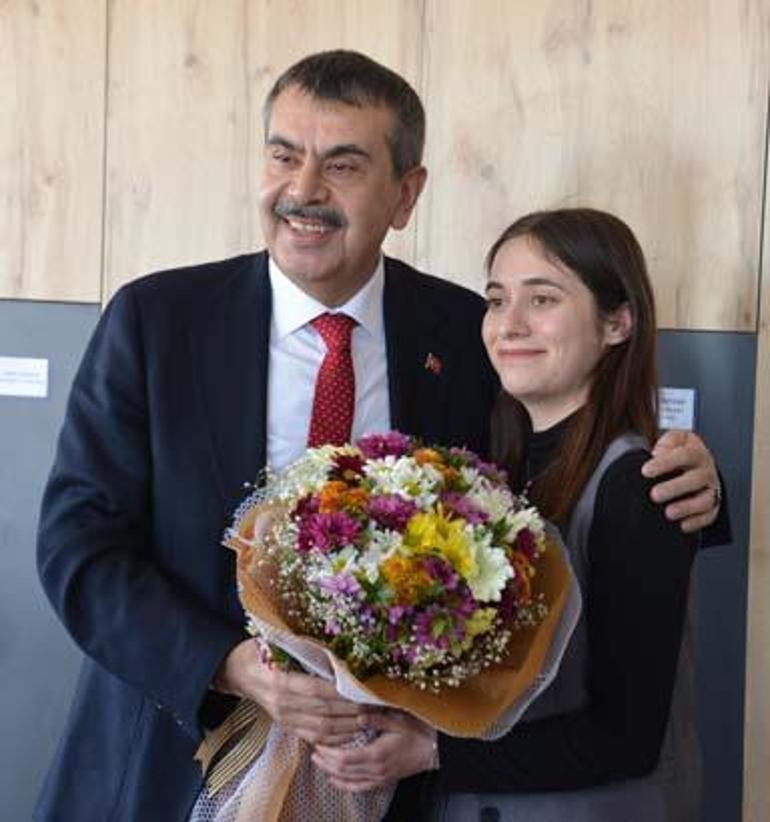 Bakan Tekin'in okul ziyaretinde 'sarı zarf' verdiği öğretmen önce tedirgin oldu, sonra sevindi 4 bakan tekinin okul ziyaretinde sari zarf verdigi ogretmen once tedirgin oldu sonra sevindi 2 EFQuM7MN