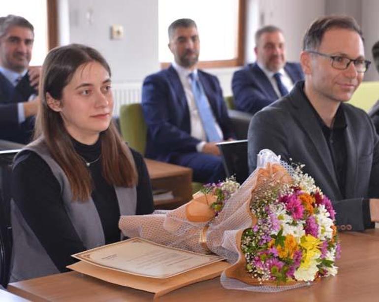 Bakan Tekin'in okul ziyaretinde 'sarı zarf' verdiği öğretmen önce tedirgin oldu, sonra sevindi 5 bakan tekinin okul ziyaretinde sari zarf verdigi ogretmen once tedirgin oldu sonra sevindi 3 GLH4MGaN