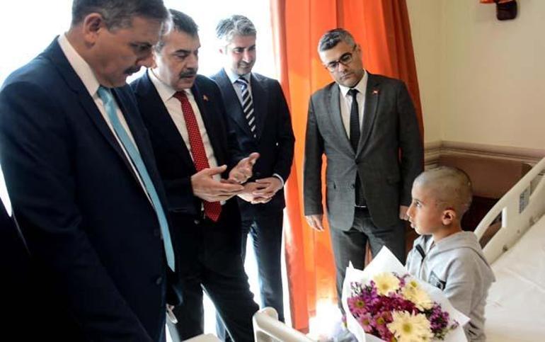 Bakan Tekin'in okul ziyaretinde 'sarı zarf' verdiği öğretmen önce tedirgin oldu, sonra sevindi 6 bakan tekinin okul ziyaretinde sari zarf verdigi ogretmen once tedirgin oldu sonra sevindi 4 Tdw2TdMi