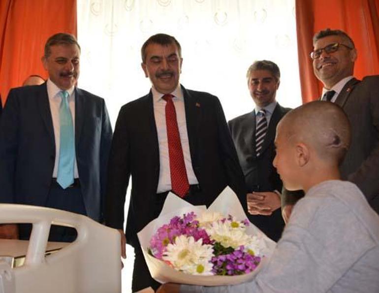 Bakan Tekin'in okul ziyaretinde 'sarı zarf' verdiği öğretmen önce tedirgin oldu, sonra sevindi 7 bakan tekinin okul ziyaretinde sari zarf verdigi ogretmen once tedirgin oldu sonra sevindi 5 QEOKGWQP