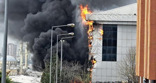 Başakşehir'de sanayi sitesinde yangın! Çok sayıda takım sevk edildi 1 basaksehirde sanayi sitesinde yangin cok sayida takim sevk edildi Ebyvw1av