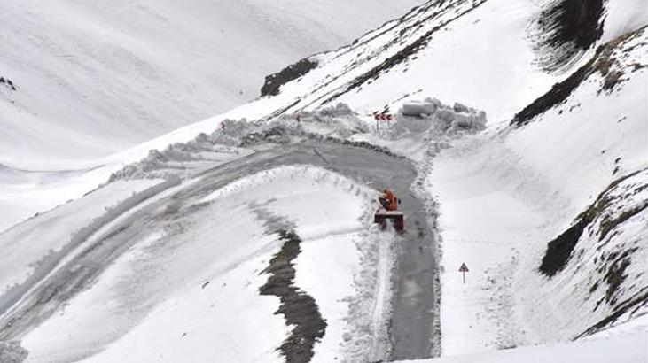Çığ riski nedeniyle kapanan Van-Bahçesaray yolu ulaşıma açıldı 1 cig riski nedeniyle kapanan van bahcesaray yolu ulasima acildi UVrCqqFd