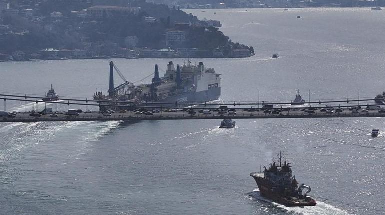 Derin denizde boru indirme gemisi 'Castorone' İstanbul Boğazı'ndan geçti 2 derin denizde boru indirme gemisi castorone istanbul bogazindan gecti 0 jJbCRiGs