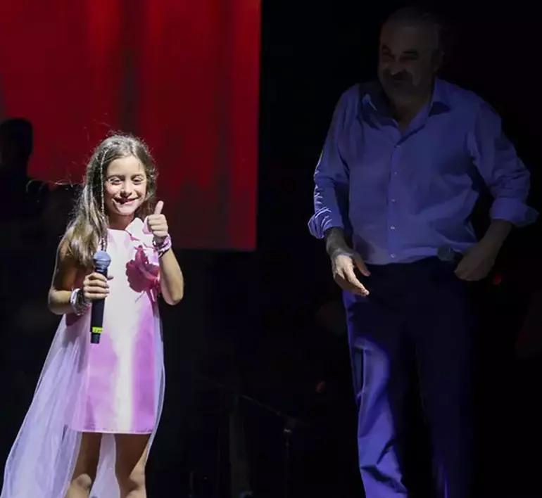 esine ve cocuklarina asik bir adam kuzeyin oglu 30 yil sonra hayalindeki dugunu yapti wvfQ59gE