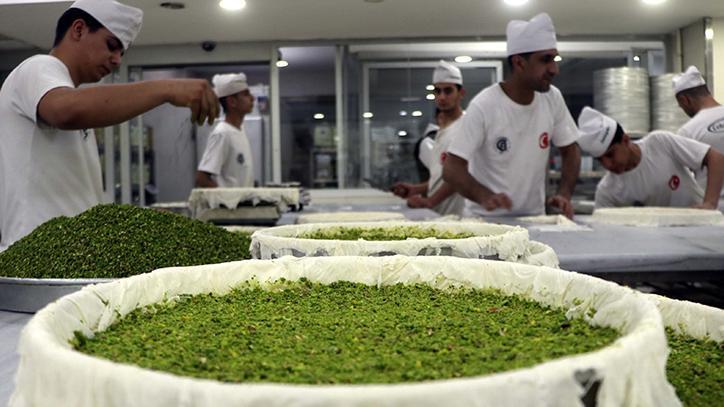 Gaziantep'te baklavacıların bayram mesaisi 1 gaziantepte baklavacilarin bayram mesaisi 3lPjaPjN