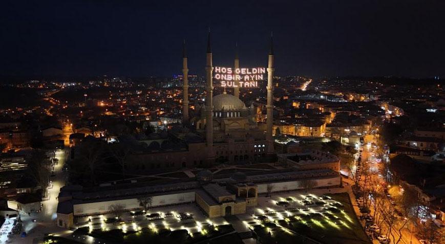 ‘Hoş geldin on bir ayın sultanı’ mahyası Yunanistan’dan da görünüyor