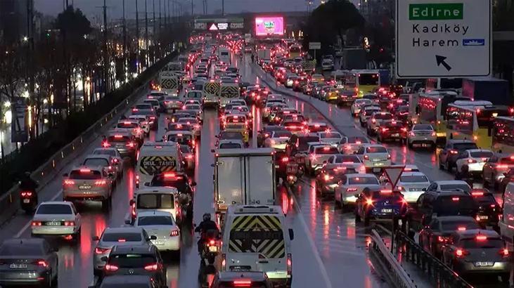 İstanbul'da iş çıkışıyla bir arada trafik yoğunluğu yüzde 80'e yükseldi 1 istanbulda is cikisiyla bir arada trafik yogunlugu yuzde 80e yukseldi 7VqMEqdu