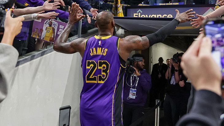 LeBron James son saniyede sahneye çıktı Lakers kazandı 1 lebron james son saniyede sahneye cikti lakers kazandi SFzuKCSY