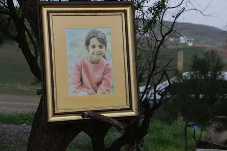 Narin'in mezarına gelen arkadaşları şeker ve çiçek bıraktı 3 narinin mezarina gelen arkadaslari seker ve cicek birakti 1 WKZwelHp