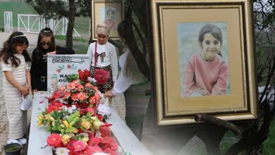 narinin mezarina gelen arkadaslari seker ve cicek birakti QvsVfiJO