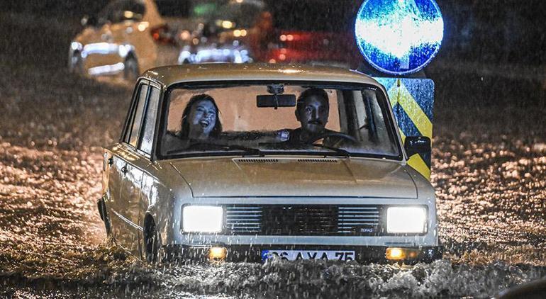 Ankara'da kuvvetli yağış! Sokaklar göle döndü 2 ankarada kuvvetli yagis sokaklar gole dondu 0