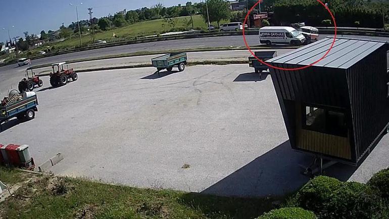 Araçtan kopan teker dehşet saçtı! 150 metre ilerleyip işyerine girdi 2 aractan kopan teker dehset sacti 150 metre ilerleyip isyerine girdi 0 hubtrg2K