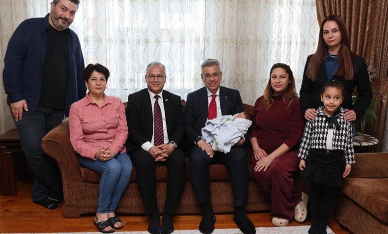 Bakan Memişoğlu şehit Tabip Teğmenin Antalya'daki ailesini ziyaret etti 1 bakan memisoglu sehit tabip tegmenin antalyadaki ailesini ziyaret etti mZ5AK7Zt