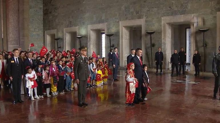 Bakan Tekin ve çocuklardan Anıtkabir'e ziyaret 2 bakan tekin ve cocuklardan anitkabire ziyaret 0 8uESDNUl