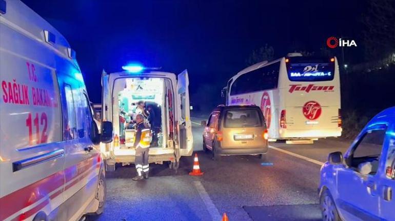 Bayram dönüşü zincirleme kaza! Yaralı şoförün ambulanstan inip eşyalarını alması dikkat çekti 2 bayram donusu zincirleme kaza yarali soforun ambulanstan inip esyalarini almasi dikkat cekti 0 zlRWnJHD
