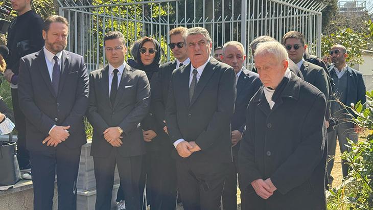 Beşiktaş'ın efsane ismi Baba Hakkı kabri başında anıldı 1 besiktasin efsane ismi baba hakki kabri basinda anildi NhBBaUHZ