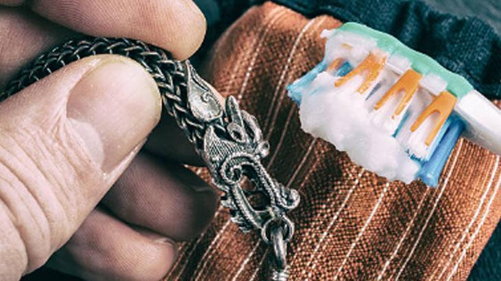 Bijüteri takıları mücevher üzere parlatıyor! Folyoyu kaseye serin, sonuç tertemiz 6 bijuteri takilari mucevher uzere parlatiyor folyoyu kaseye serin sonuc tertemiz 4