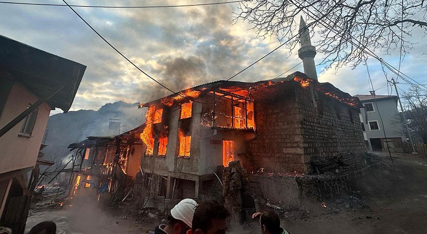 Bir ilçede angın paniği! 4 konut, cami ve lojman küle döndü
