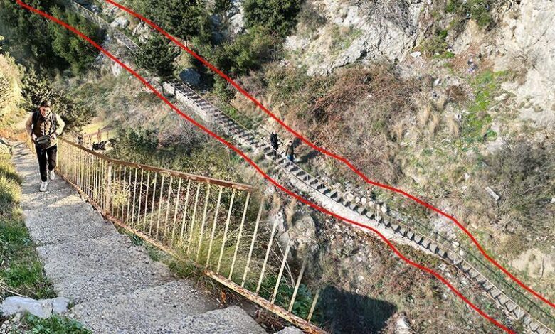 Bir ilçenin büyük sınavı! Her gün 107 basamaklı merdiveni inip çıkıyorlar 1 bir ilcenin buyuk sinavi her gun 107 basamakli merdiveni inip cikiyorlar aqO9m2OJ