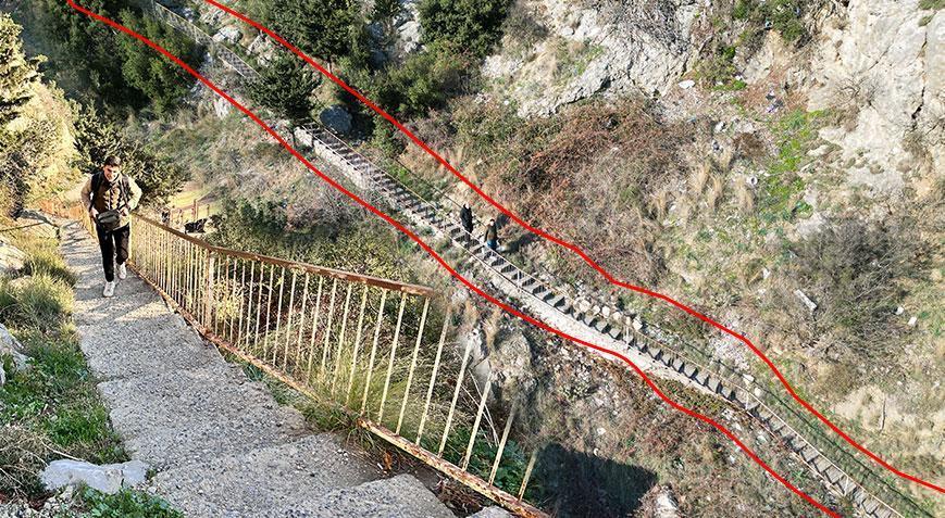 Bir ilçenin büyük sınavı! Her gün 107 basamaklı merdiveni inip çıkıyorlar