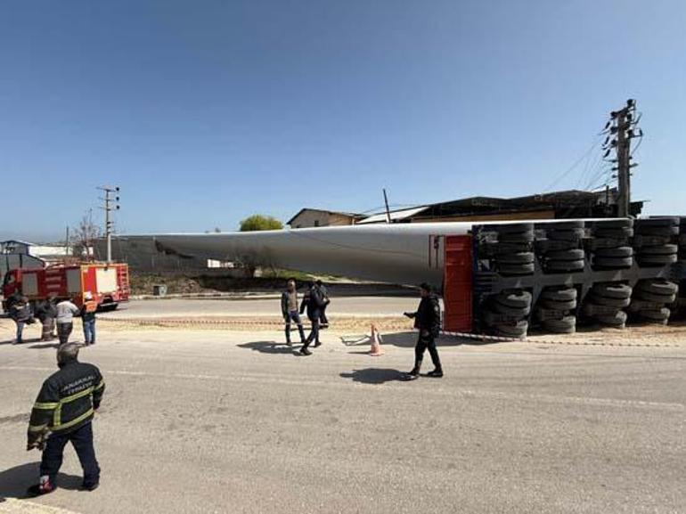 Çanakkale'de dev sevkiyat! Rüzgar türbini pervanesi taşıyan TIR devrildi 2 canakkalede dev sevkiyat ruzgar turbini pervanesi tasiyan tir devrildi 0 aMbDbfwz