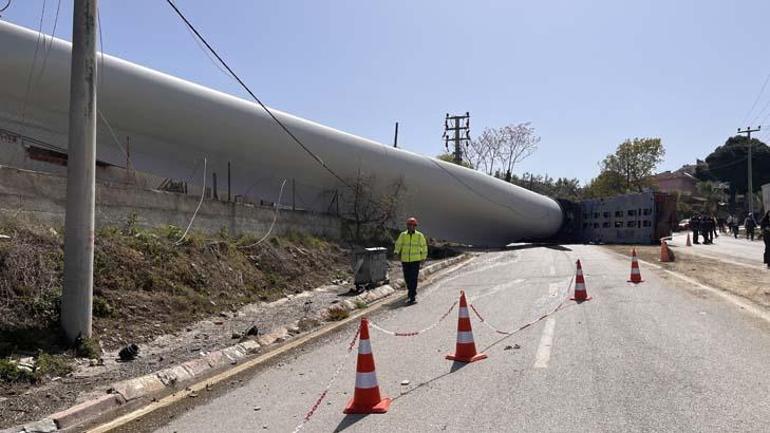 Çanakkale'de dev sevkiyat! Rüzgar türbini pervanesi taşıyan TIR devrildi 3 canakkalede dev sevkiyat ruzgar turbini pervanesi tasiyan tir devrildi 1 OwSg86nM