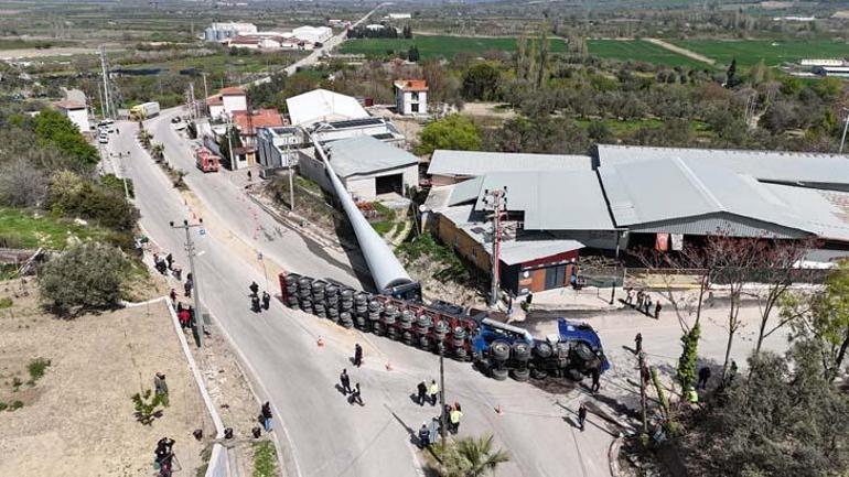 Çanakkale'de dev sevkiyat! Rüzgar türbini pervanesi taşıyan TIR devrildi 4 canakkalede dev sevkiyat ruzgar turbini pervanesi tasiyan tir devrildi 2 HBDVdtSe
