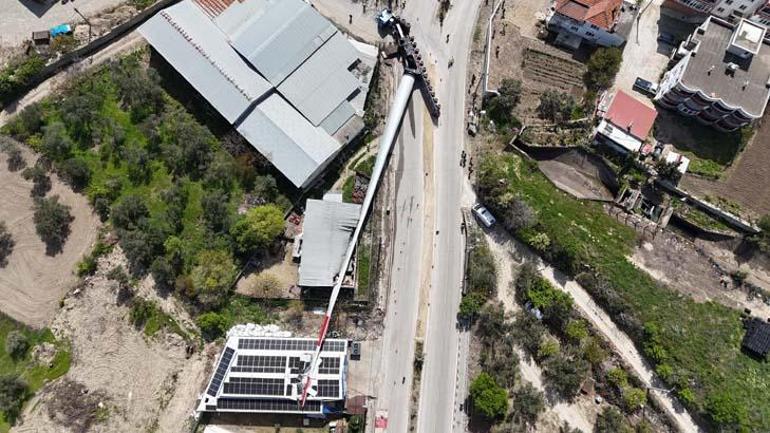 Çanakkale'de dev sevkiyat! Rüzgar türbini pervanesi taşıyan TIR devrildi 5 canakkalede dev sevkiyat ruzgar turbini pervanesi tasiyan tir devrildi 3 L7TNcqF4