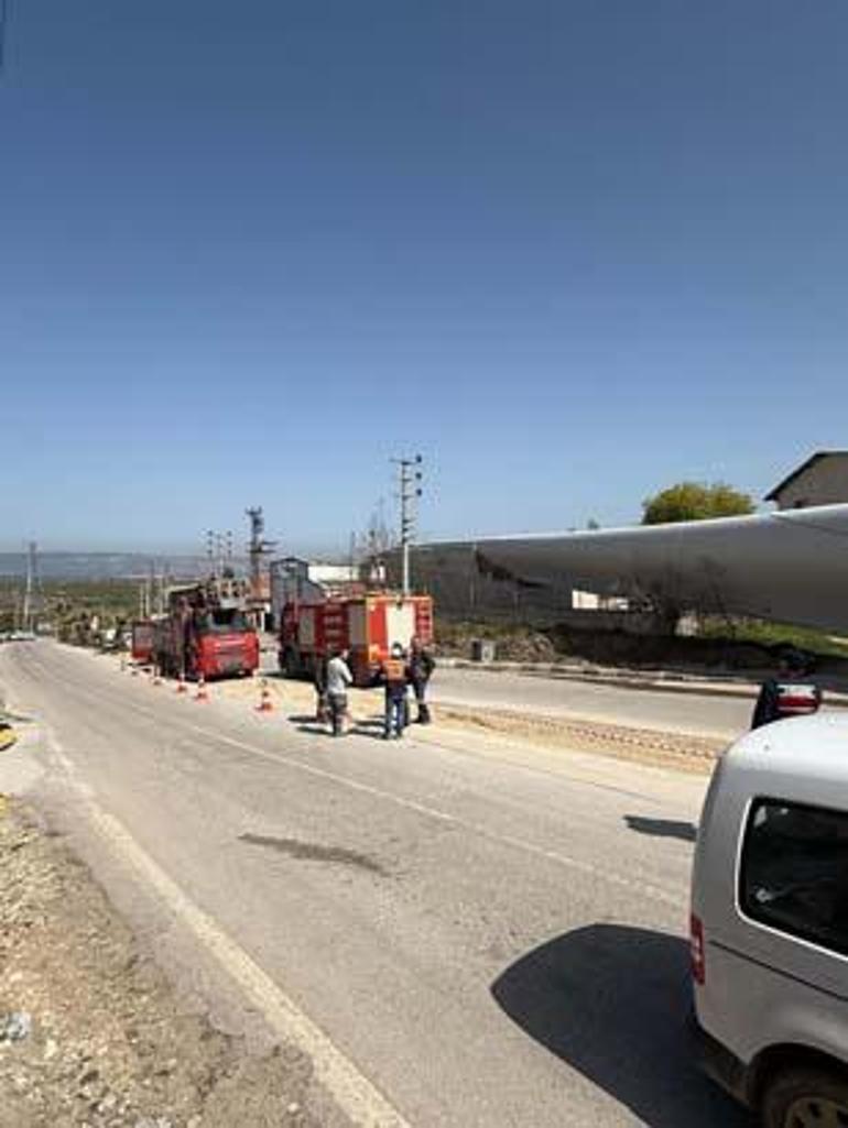 Çanakkale'de dev sevkiyat! Rüzgar türbini pervanesi taşıyan TIR devrildi 7 canakkalede dev sevkiyat ruzgar turbini pervanesi tasiyan tir devrildi 5 1LeYv85s