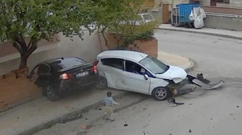 Çorum'daki feci kaza kamerada! Küçük çocuk camdan fırladı 2 corumdaki feci kaza kamerada kucuk cocuk camdan firladi 0 tbCDnYFH