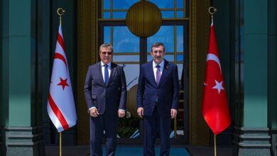 cumhurbaskani yardimcisi yilmaz kktc basbakani ustel ile bir ortaya geldi 1ICxl9lN