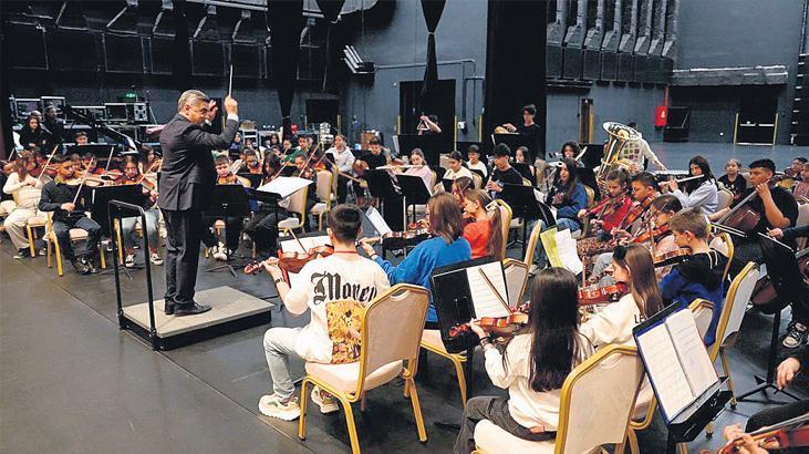 Cumhurbaşkanlığı Çocuk Orkestrası ve Korosu sahnede 1 cumhurbaskanligi cocuk orkestrasi ve korosu sahnede qYDC32AV