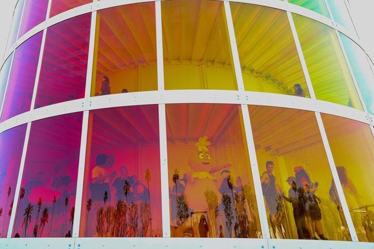 dunyanin en buyuk muzik senligi coachella ozel kiyafetler giyip geliyorlar bu sene hayal kirikligi NOt6RDK2