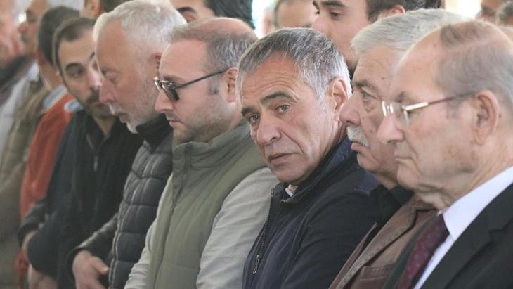 Ersun Yanal'ın acı günü! Annesi son seyahatine uğurlandı 1 ersun yanalin aci gunu annesi son seyahatine ugurlandi jPqOypOT