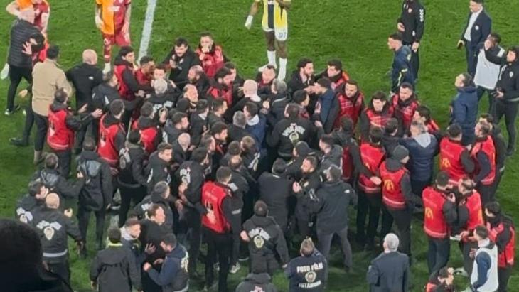 Fenerbahçe - Galatasaray derbisinde ortalık karıştı! Maç durdu, hakemler orta alana geldi 1 fenerbahce galatasaray derbisinde ortalik karisti mac durdu hakemler orta alana geldi KlRckB3Z