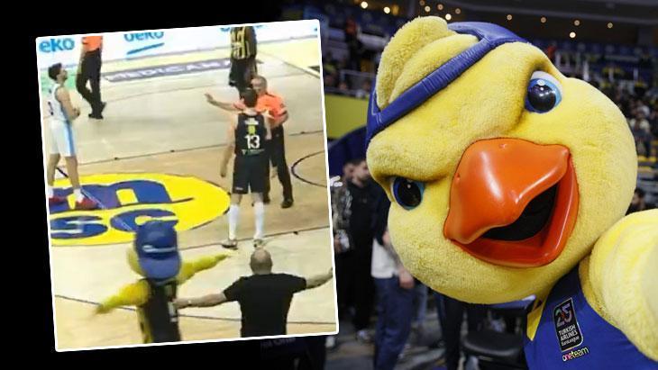 Fenerbahçe maskotu Yellow'u hakem 'sürgüne' gönderdi 1 fenerbahce maskotu yellowu hakem surgune gonderdi di9RyGLw
