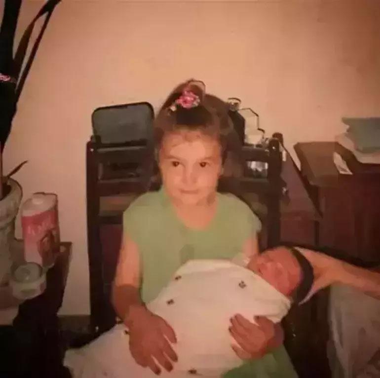 Fotoğraftaki ünlü ismi tanıdınız mı? Artık rekor kıran dizinin başrolü... 7 fotograftaki unlu ismi tanidiniz mi artik rekor kiran dizinin basrolu 5 VYP2tM3B