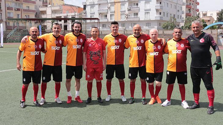 Galatasaraylı eski futbolcular, Şırnak'ta gençlerle dostluk maçı yaptı 1 galatasarayli eski futbolcular sirnakta genclerle dostluk maci yapti KASMJZ6d